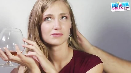 Напоил коньяком и раскрутил красотку на секс