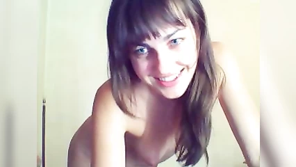 lovelyangel зажигательная брюнетка говорит на камеру и демонстрирует свои апетитные груди и кравивую дырочку