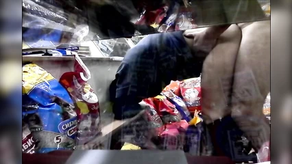 Мужик трахает свою жену раком в зоомагазине и снимает