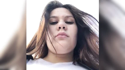 Молодая веб модель на прогулке