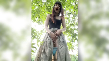 Подрочила на вебку со спущенными трусиками