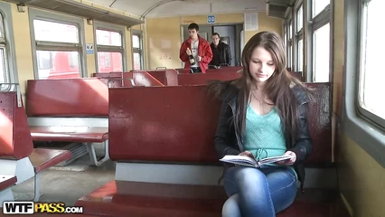 Парни сняли деваху в поезде для секса втроем на квартире