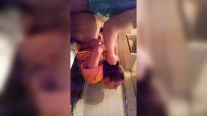 Мужики силой трахают симпатичную цыпочку