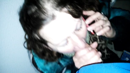 Зрелка сосёт и говорит по телефону