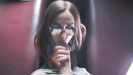 Сосёт в купе под стук колёс