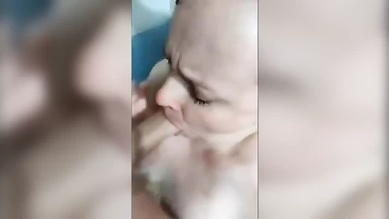 Обоссал и начал трахать в рот