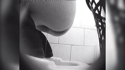 Писсинг в туалете от незнакомки